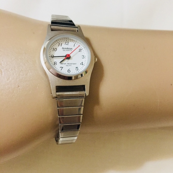 ARMITRON SILVER TONE LADIES WATER RESISTANT WATCH - Picture 1 of 3